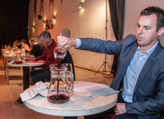 30 szakember hozza meg a végső döntést