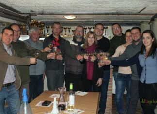 1 palackból koccintottak a kőszegi borászok