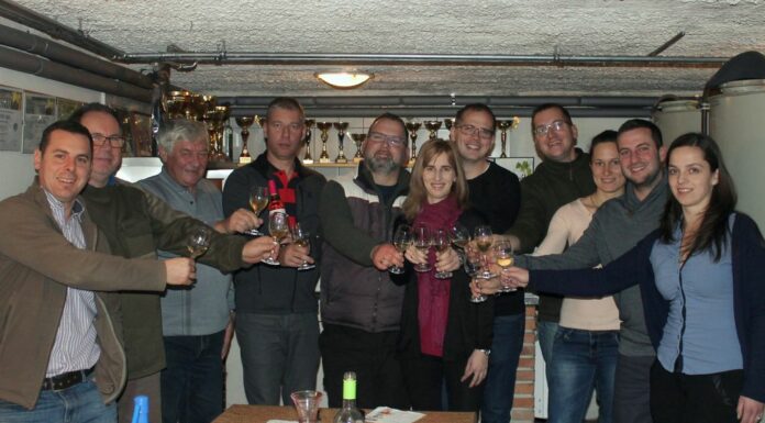 1 palackból koccintottak a kőszegi borászok