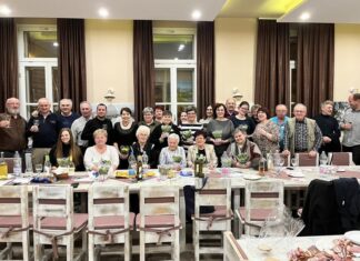 Nőnapon virággal köszöntötték a Csepregi Borhölgyeket