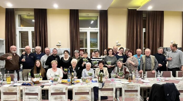 Nőnapon virággal köszöntötték a Csepregi Borhölgyeket