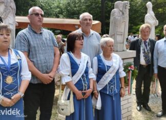 Zarándokok a Peruska Mária kápolnánál