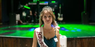 Kőszeg új borkirálynője nem csak a szavakkal, a húrokkal is mesterien bánik