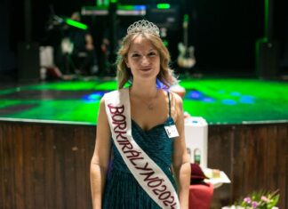 Kőszeg új borkirálynője nem csak a szavakkal, a húrokkal is mesterien bánik